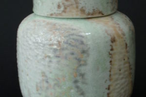 Teedose aus feinem Porzellan, fein geschnittene Oberflächentextur mit glänzendem Asche-Schmelz