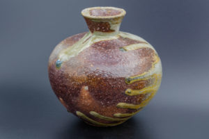 Kleine Vase (Seitenansicht), liegend gebrannt, blauer Glasurtropfen auf der Schulter